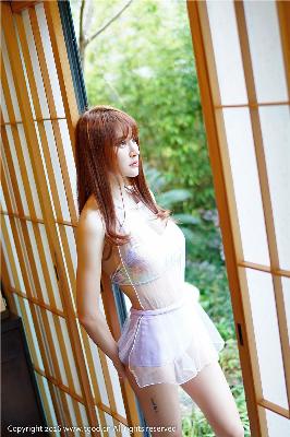 两男吮她的花蒂和奶水视频