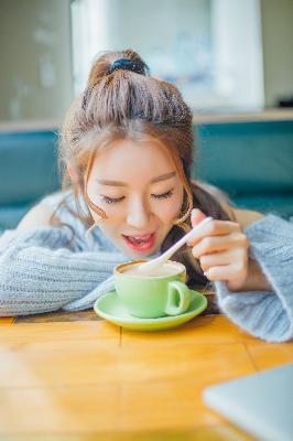 四个闺蜜用黄瓜把我弄高潮了